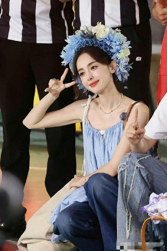 路人镜头下的娜扎，这就是所谓的纸片人吧?​​​​