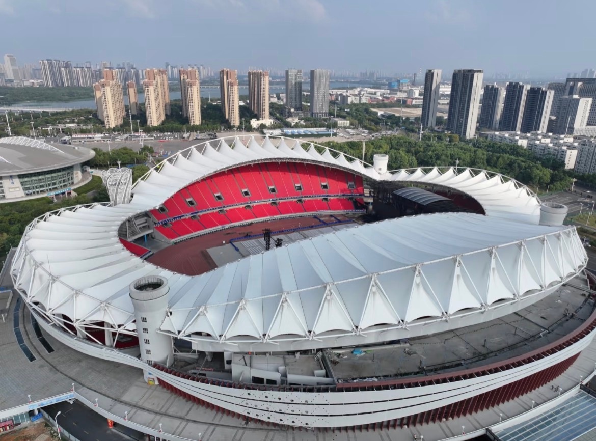 武汉加入专业球场城市行列。武汉体育中心将被改建成8万人专业球场，未来武汉三镇的球