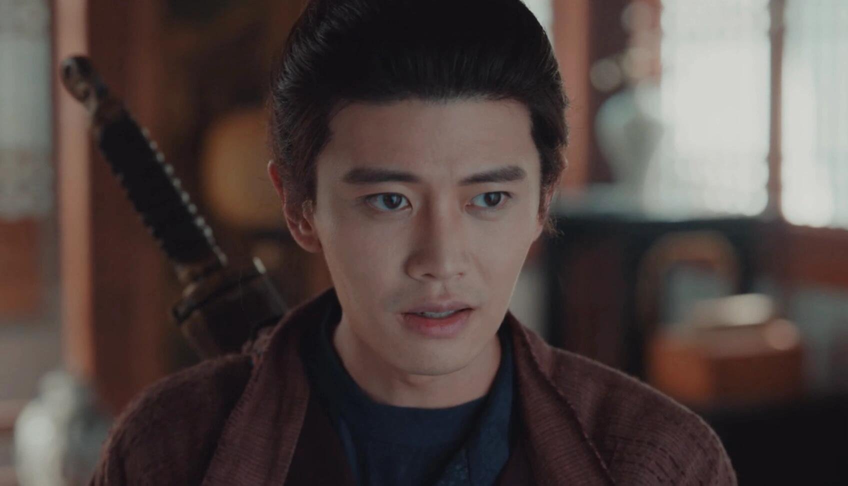 这塑造力太顶了！胡子造型自带故事感，完全打破固有印象，认不出是任嘉伦却适配度满分