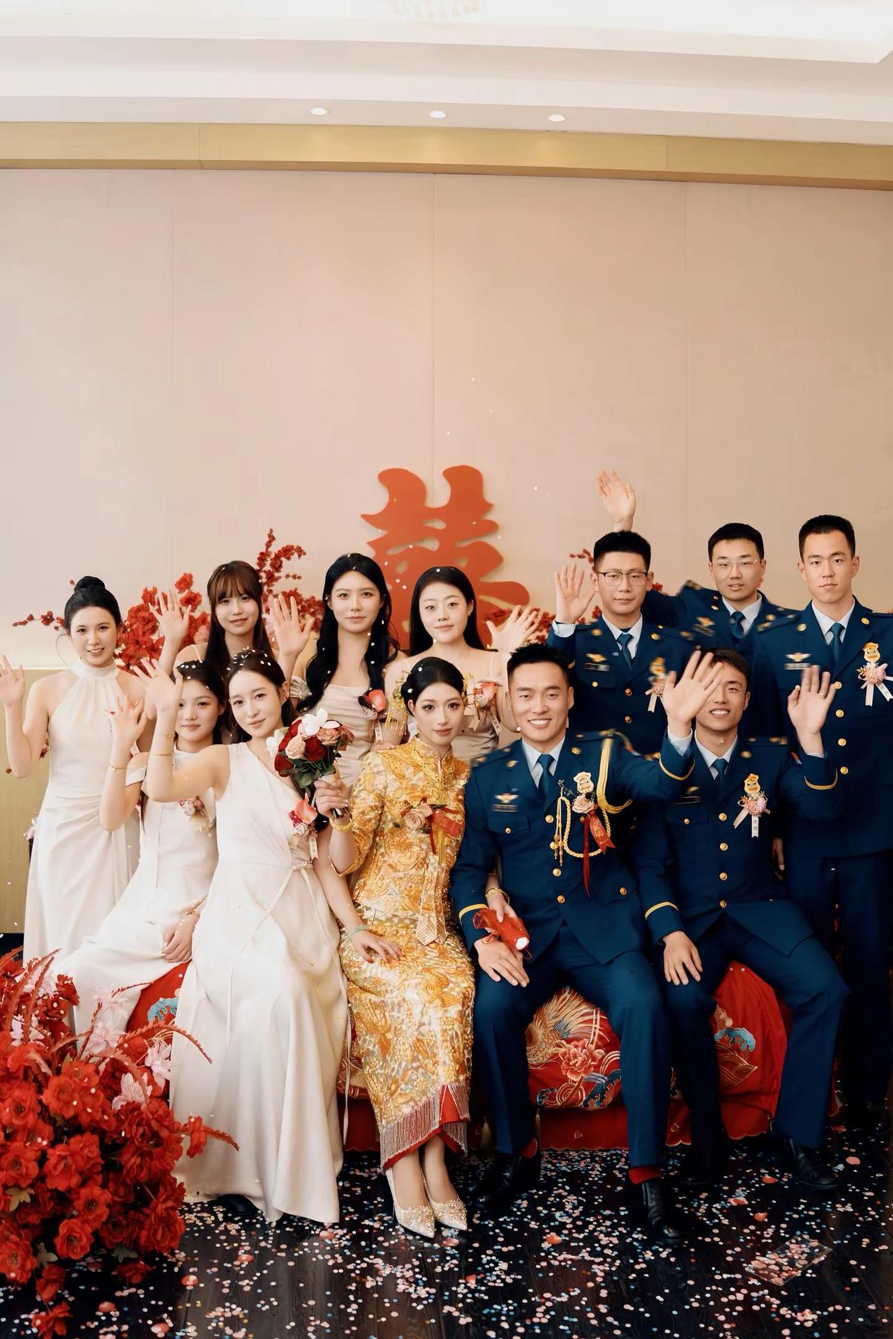 结婚那天｜中式龙凤褂真的绝美绝美！！“那一天，家人在两侧，好朋友在身边，爱的人在