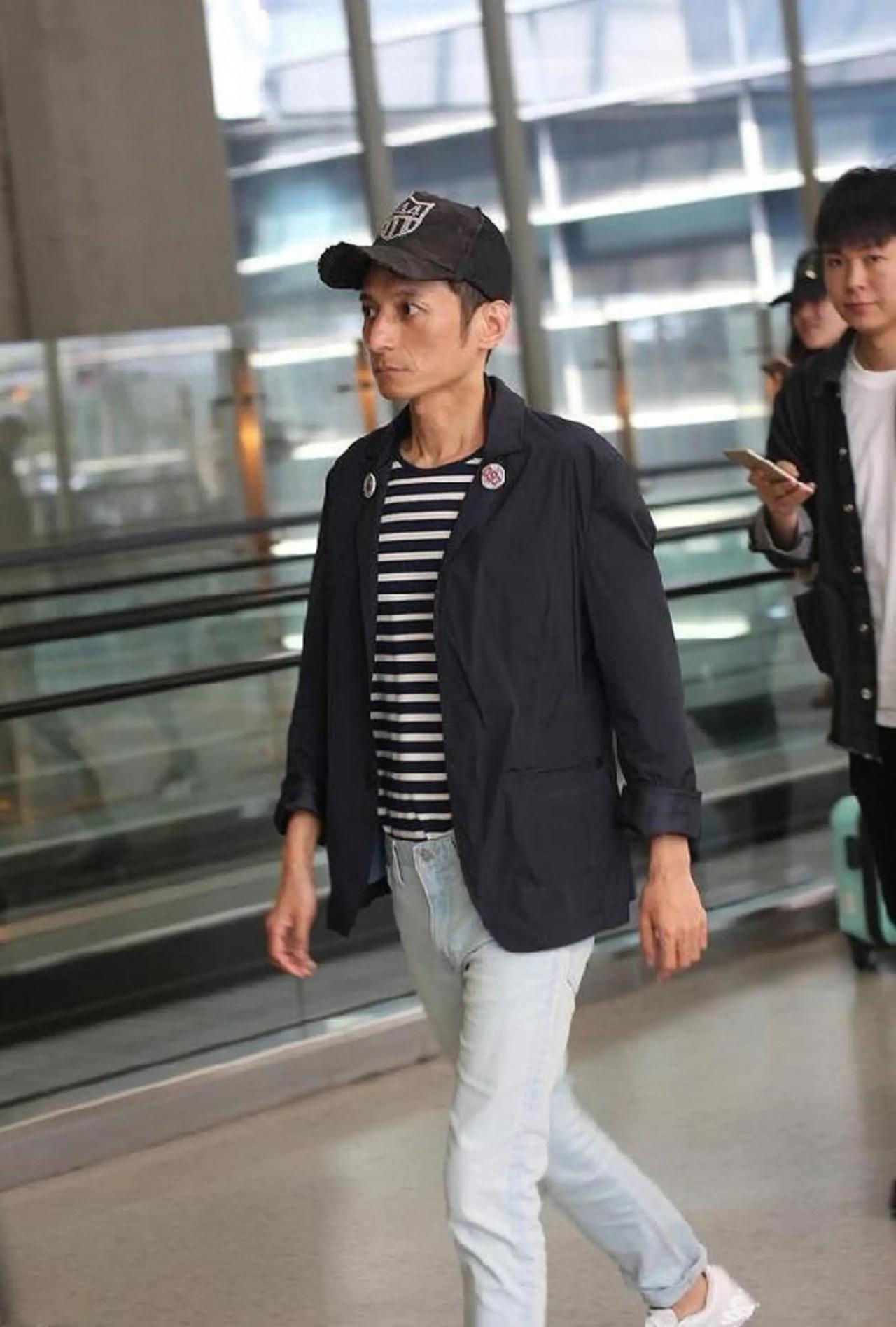 李维嘉跨年演唱会哭了，何炅搂着李维嘉，为他擦眼泪。最好的快本，最好的友谊：海涛，