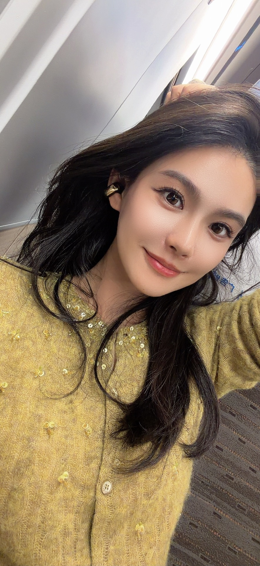坐高铁🚄去杭州啦！！弟弟在给前女友发信息，约对方吃饭啥的～我说当舔狗怎么了？一