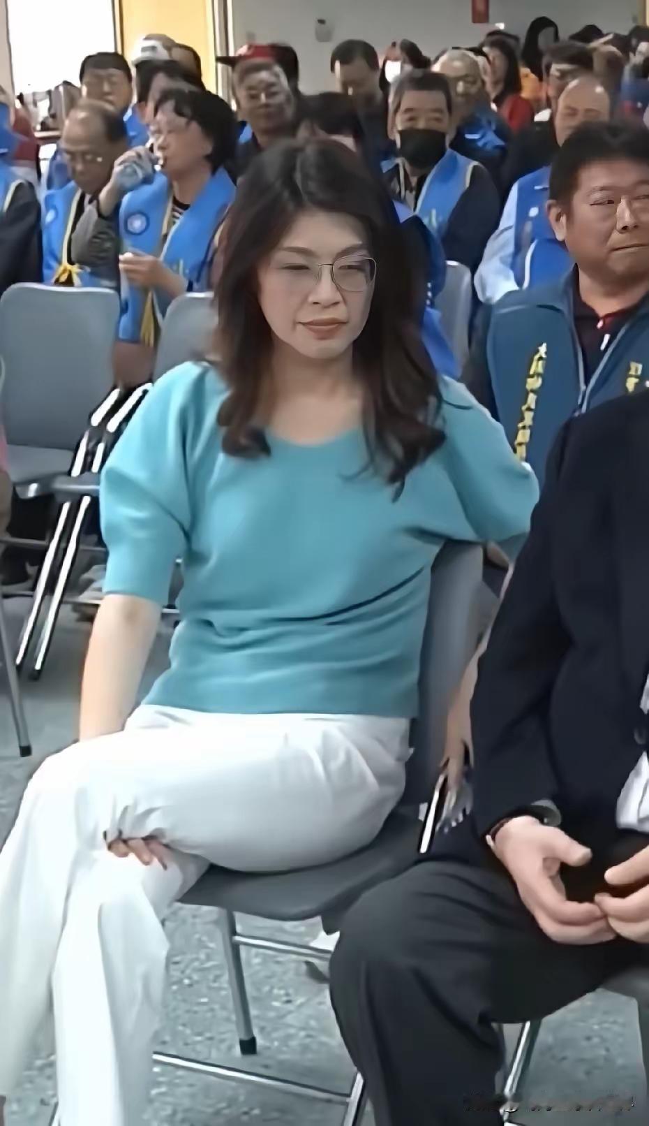 咱就说这坐姿，还真是挺有意思的。很多人觉得这种坐姿是咱中国人独有的，其实不然。越