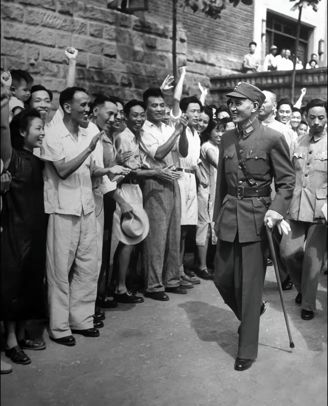 蒋介石特别喜欢拄着拐杖摆拍，有年时有老年时期。说法不一，有人说：1936年因