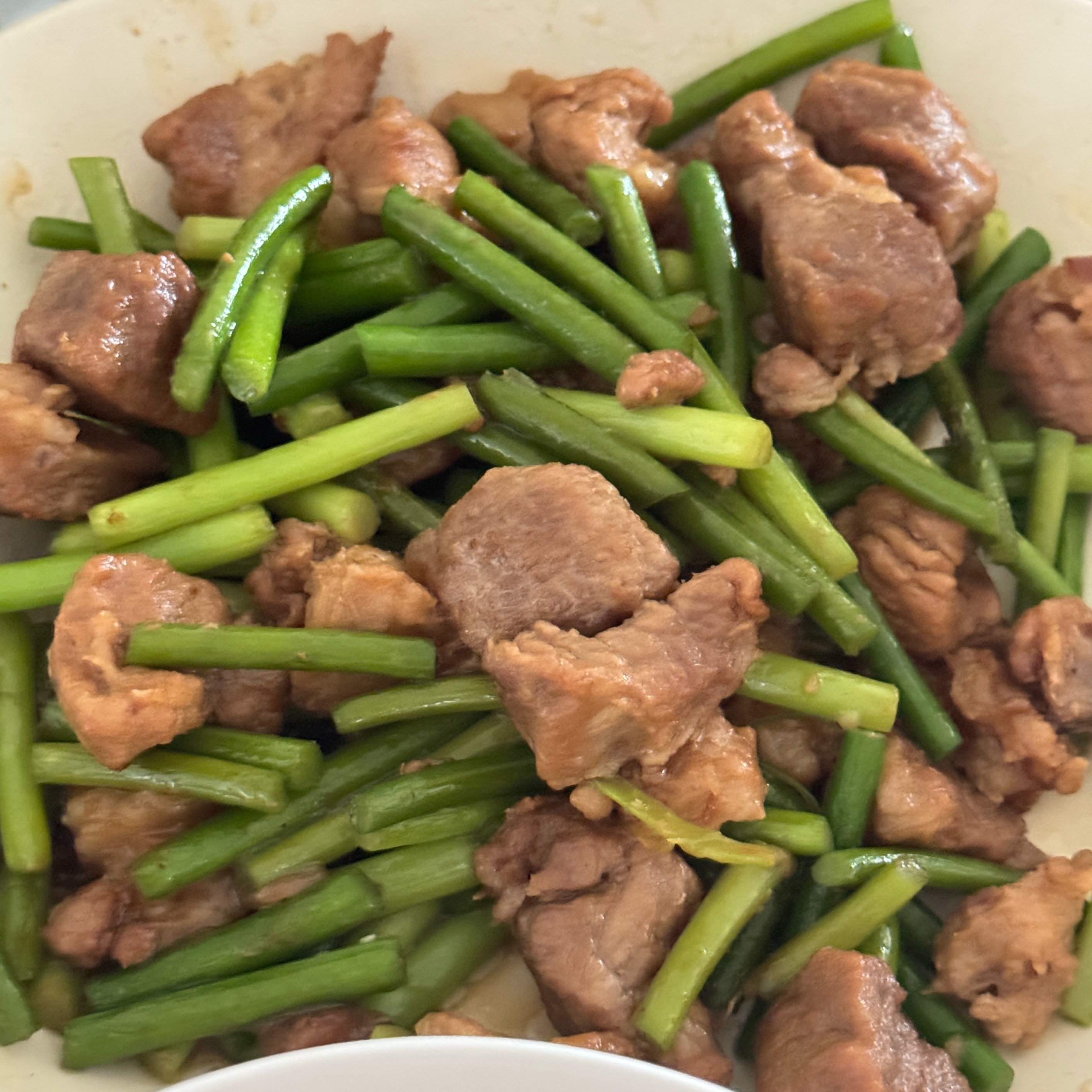 我妈做的蒜苔炒肉～（本河南人今年第一次吃上这个蒜苔😂
