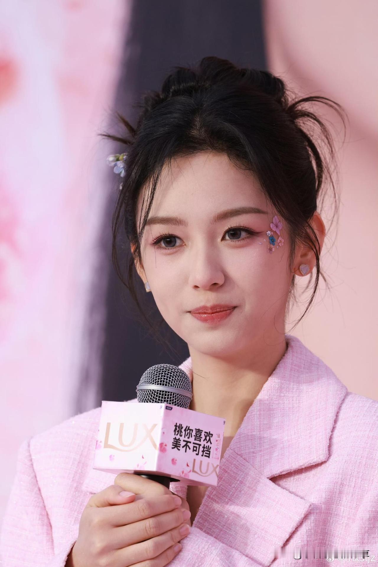 她的长相比赵丽颖高，演技比杨幂好，不知道什么原因出道多年，却一直不温不火的。