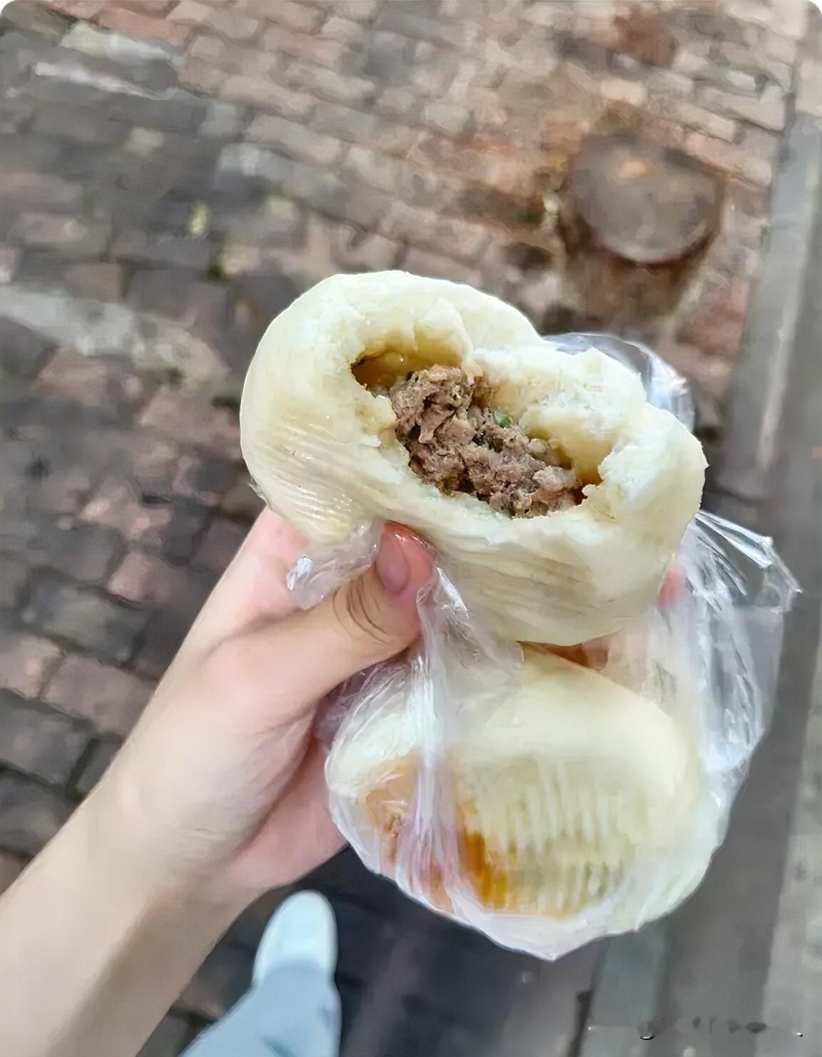 包包子的面有点黑呢