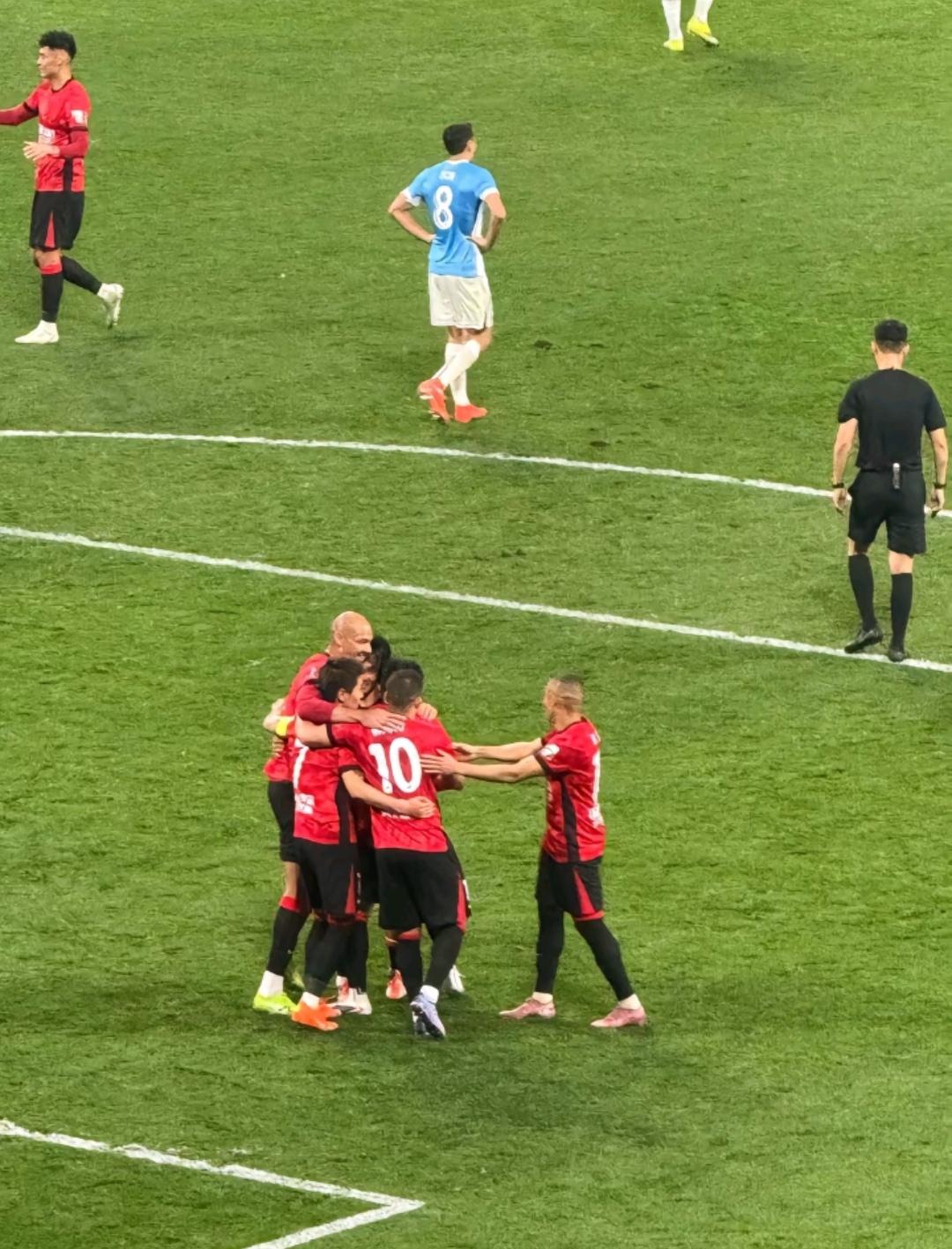 周定洋不该在蓉城球迷面前展现那落寞的背影的！上一场比赛蓉城进球周定洋还和队友一起