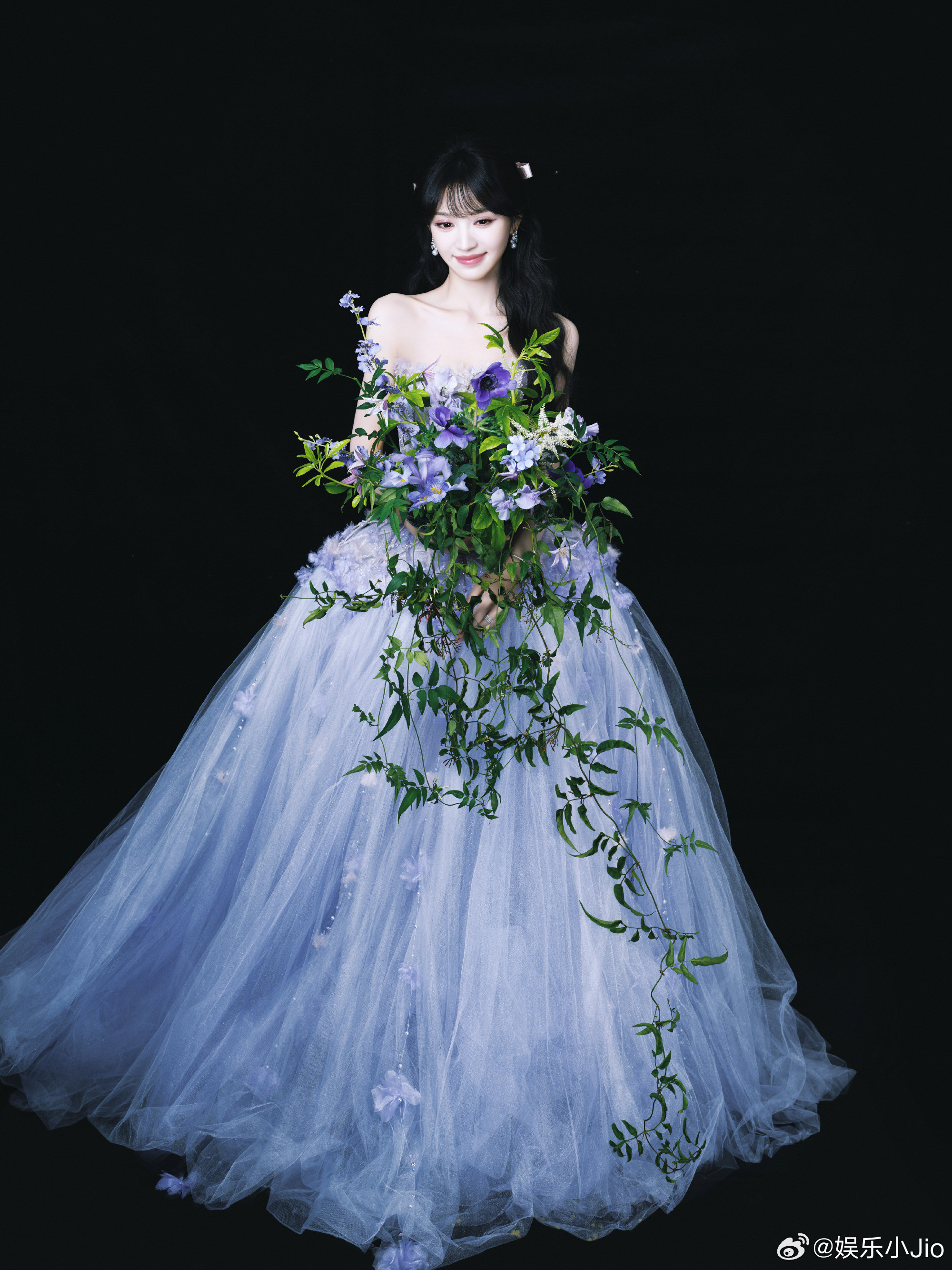 田曦薇这套紫罗兰美人妆造居然仅仅用了10分钟就出片了，这就是建模➕摄影师的实力吗