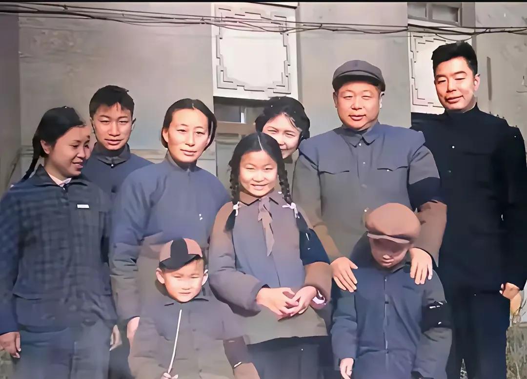 照片记录下陈锡联看望陈赓夫人傅涯及子女的温馨场景。陈赓与陈锡联因王根英、王璇梅姐