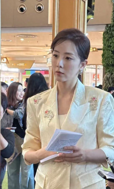 李思思站台辽宁爱尔眼科，虽西装廉价但表现出众