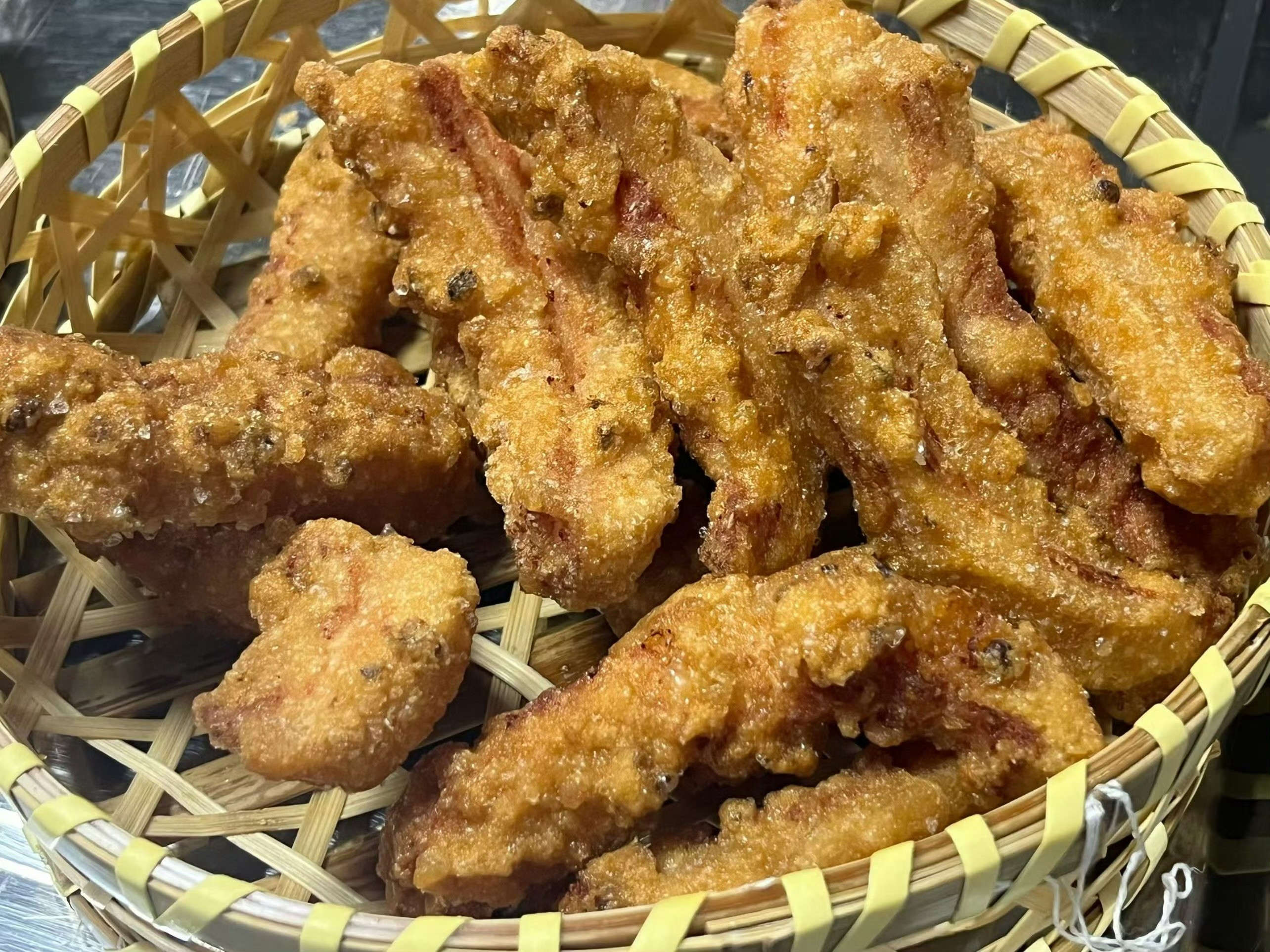 来嘛现炸的酥肉。莫客气，上手哦。我心中的成都第一酥肉。好的酥肉