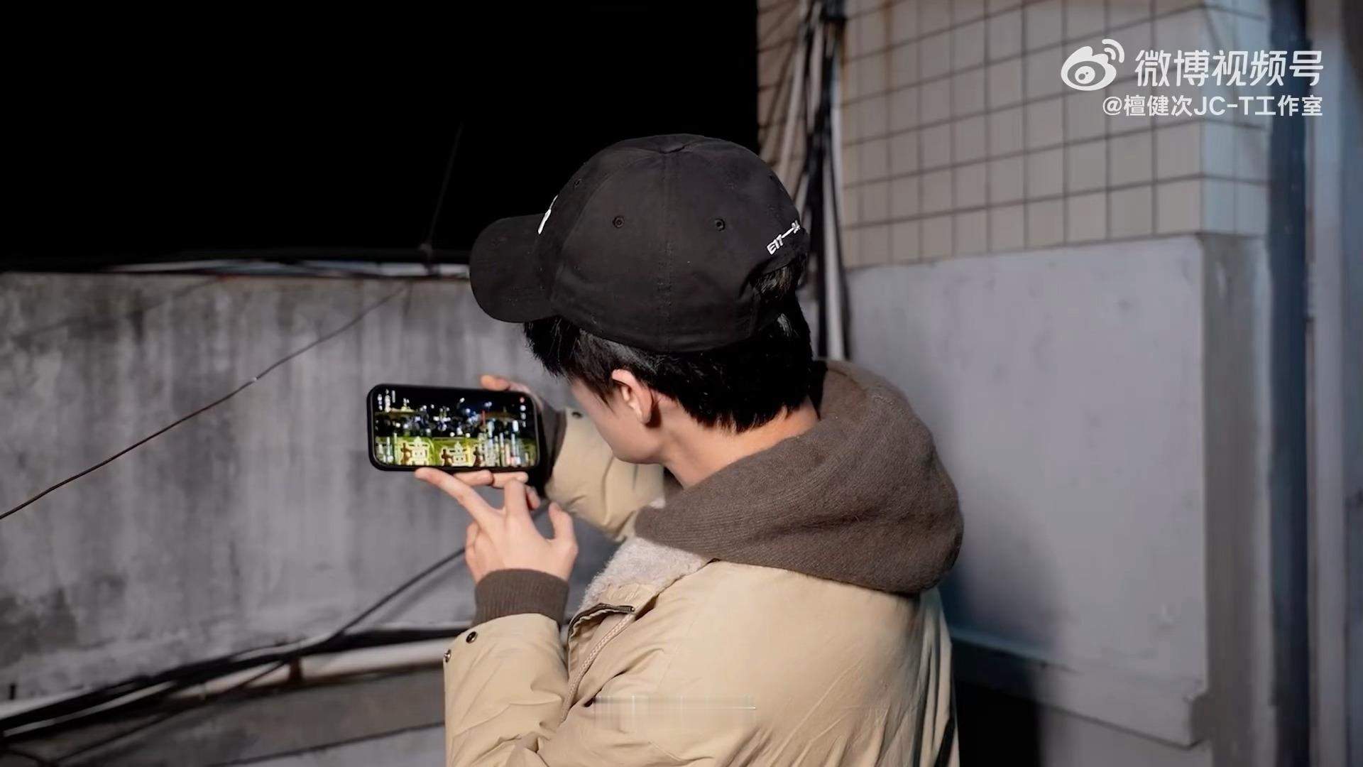 所以，我们应援的全过程，他都看到了🥹怕大家不安全于是在车里拿着手机看打铁花翻牌