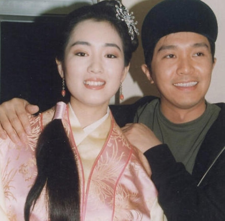 1993年，周星驰邀请巩俐去拍《唐伯虎点秋香》，刚下飞机，向华强提着100万现金