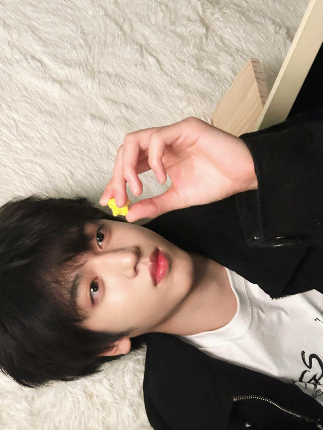 谁懂张桂源这个仰视角度看人啊，湿漉漉的狗狗眼完全抵抗不住，眼睛里有星星的漂亮小男