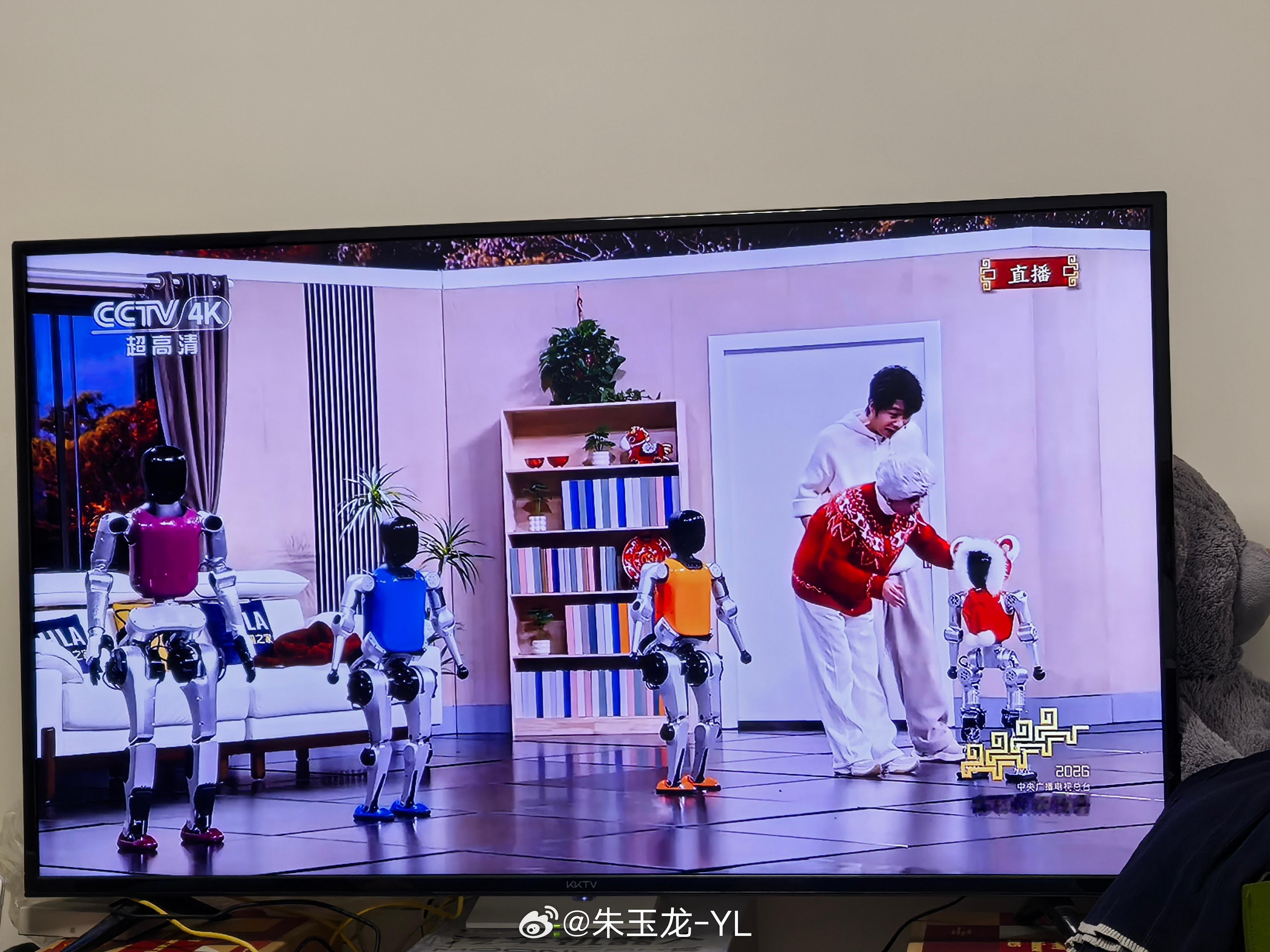 机器人当孙子了，老年人的手办