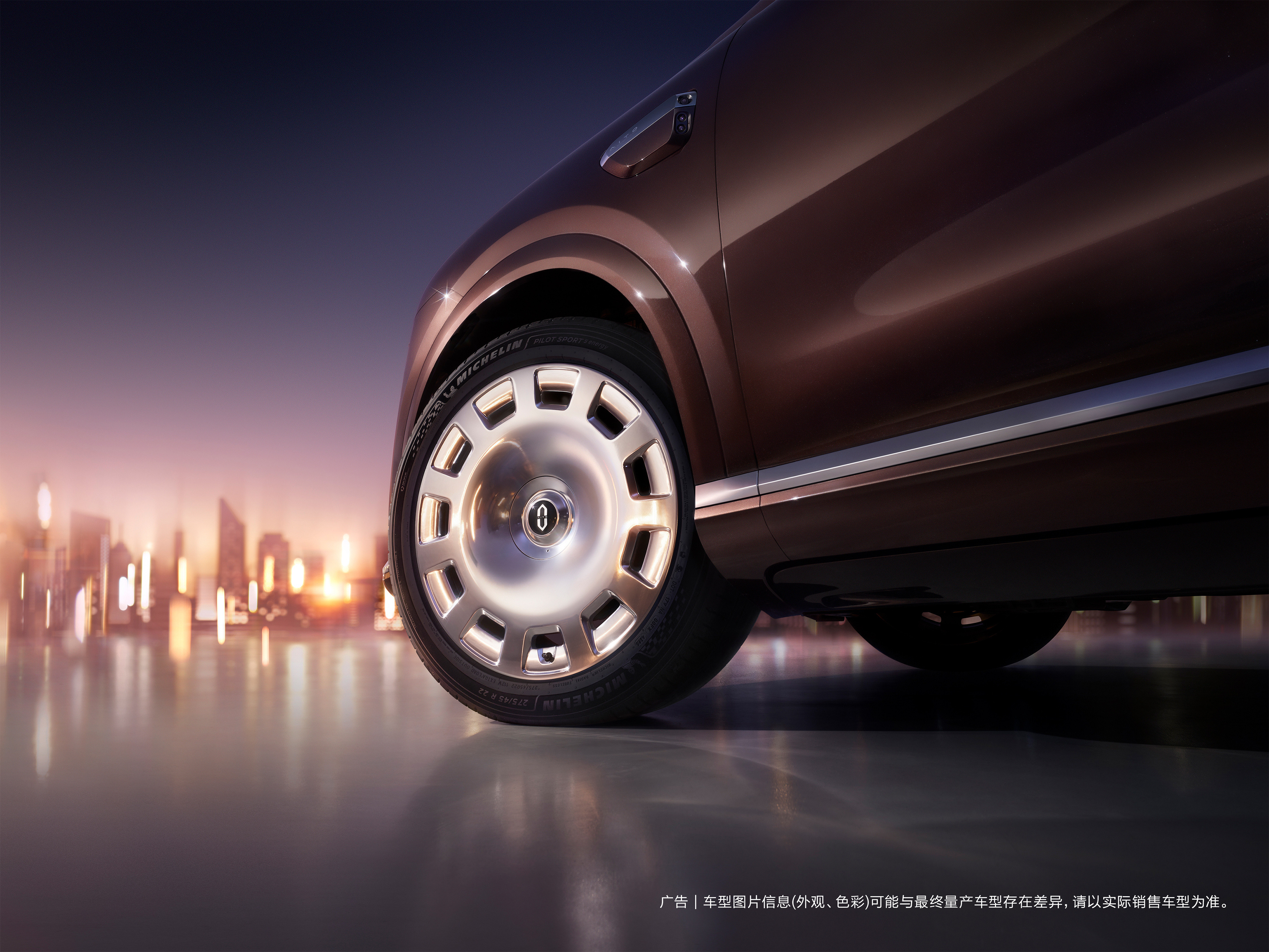 新款问界M9来了！-全新双拼色、大饼轮毂、一体贯穿灯、半隐藏门把手-首发六激光