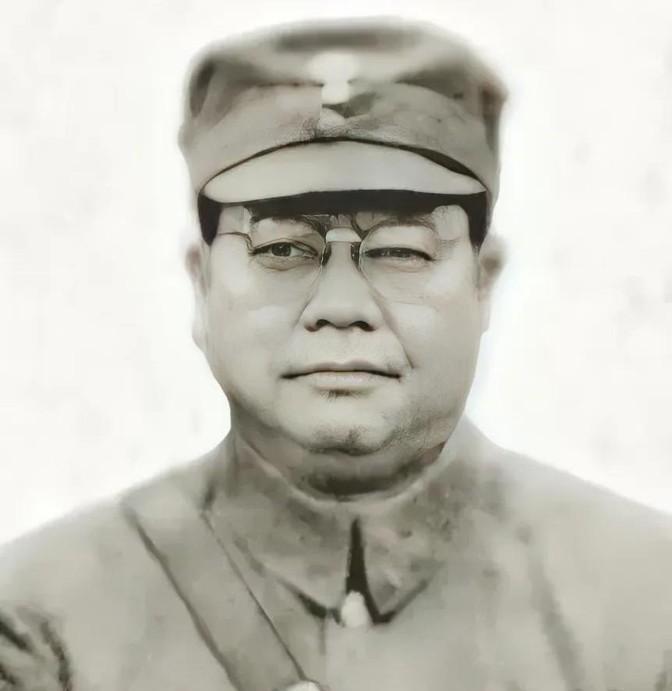 1938年，桂军189师长俘虏了两名日军。看着日军矮小的身材，师长灵机一动，想到