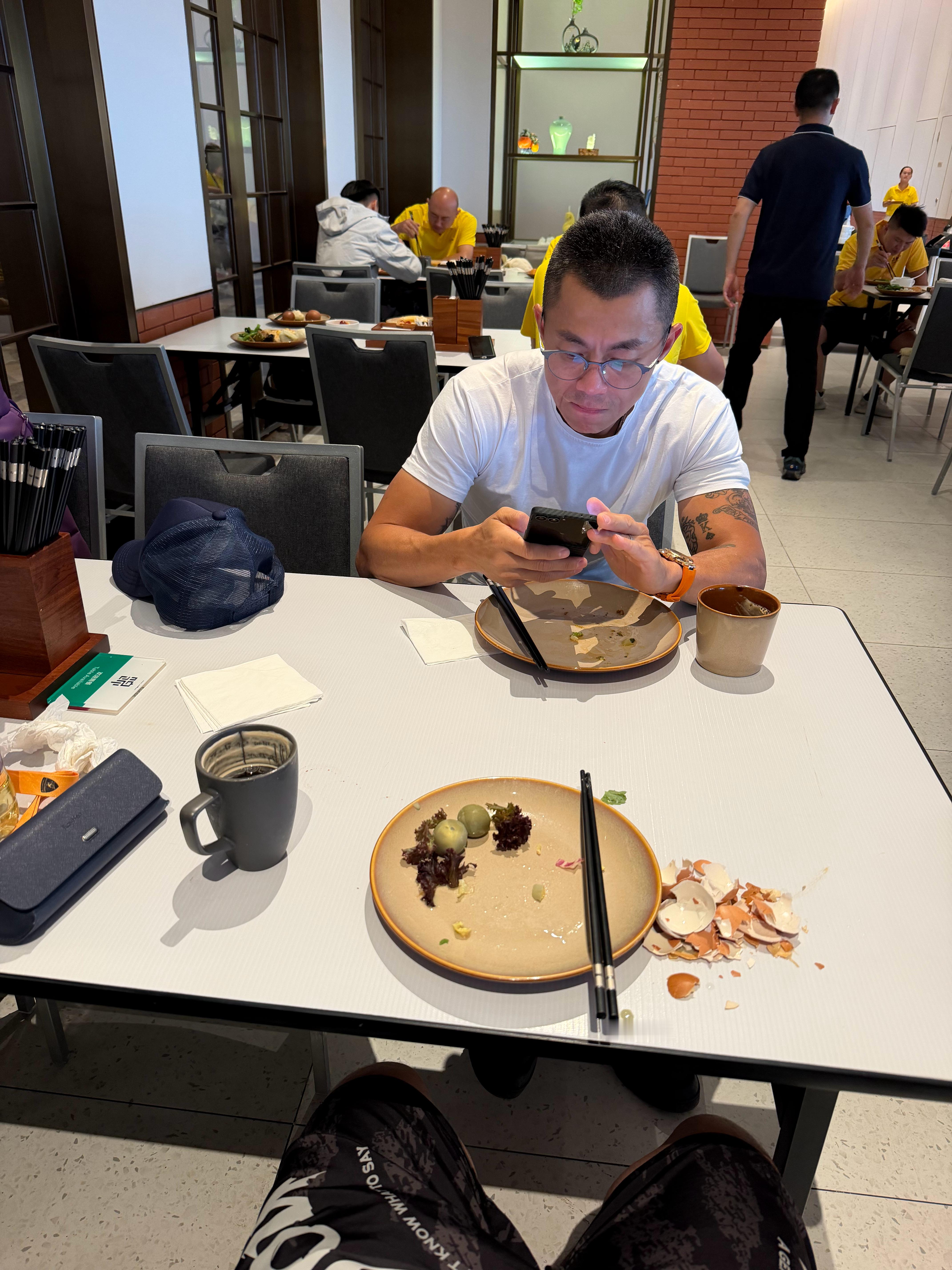 早啊同学们，吃完了才想起来给手机吃[doge]​​​