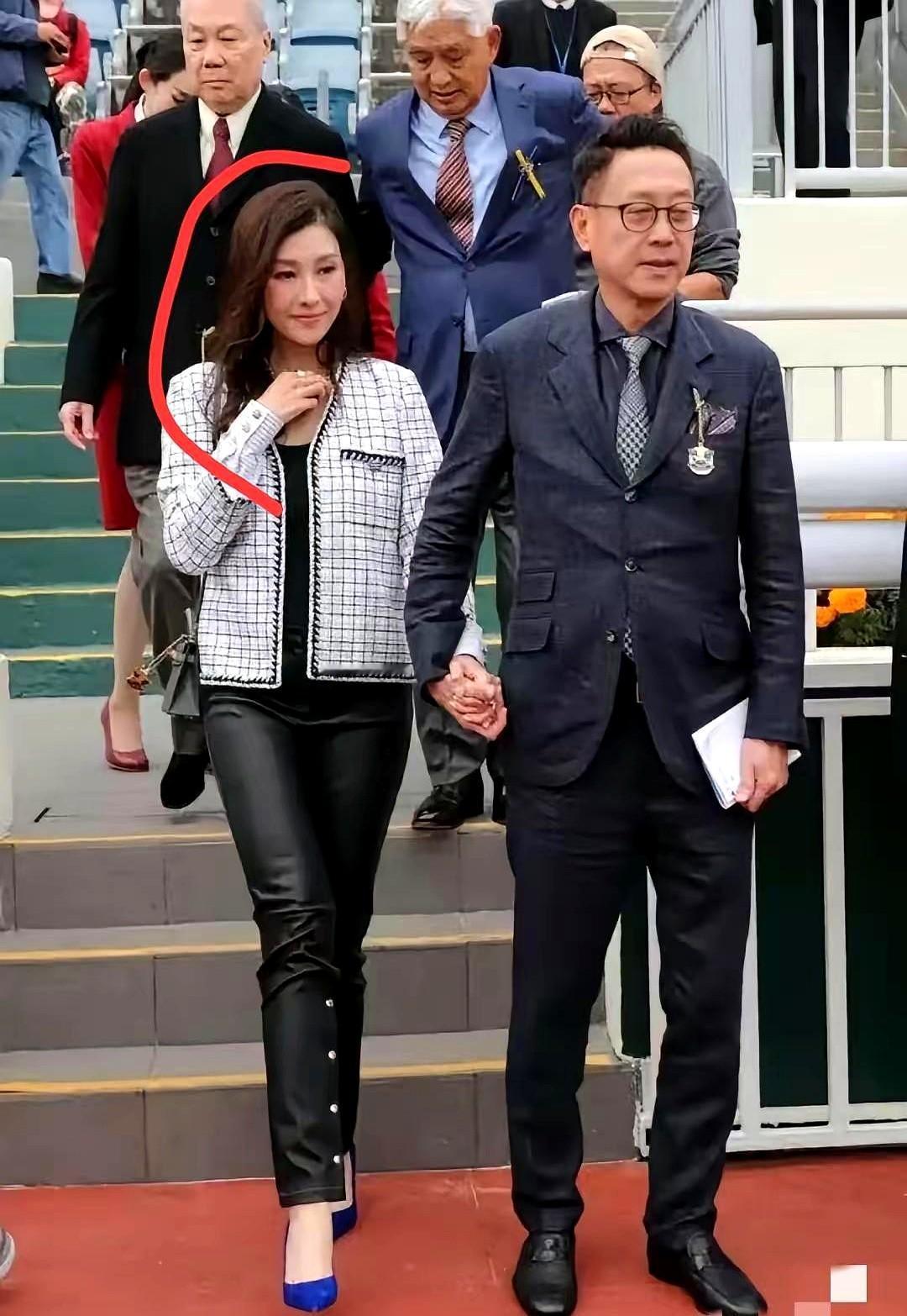 李嘉欣这头金发，真是染对了。她老公许晋亨一旁牵着手，眼神里那种宠溺藏都藏不住