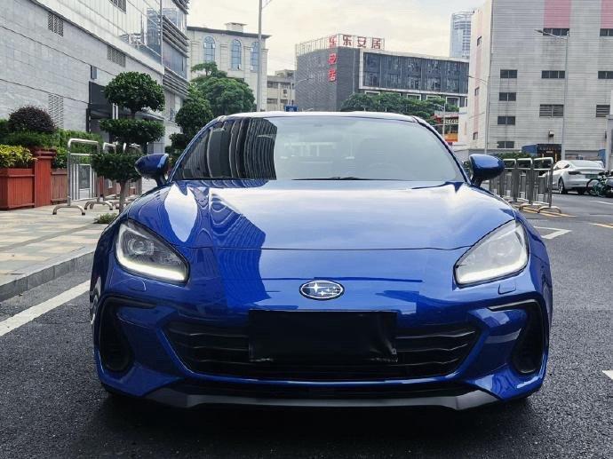 🚘斯巴鲁BRZ外观：斯巴鲁BRZ2.4手动版车身低矮，前部设计锐利，搭配L