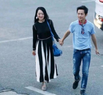 何炅和杨钰莹街头牵手，画面温馨。何炅年事已高，令人惊讶；而杨钰莹依然美丽动人。