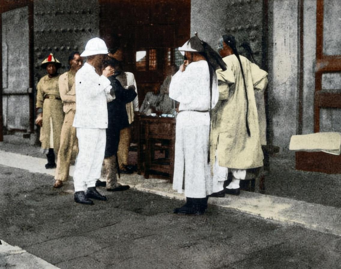 八国联军占领北京期间，紫禁城的宫门之内，几位头戴清代官帽、留着长辫的男子，是留守