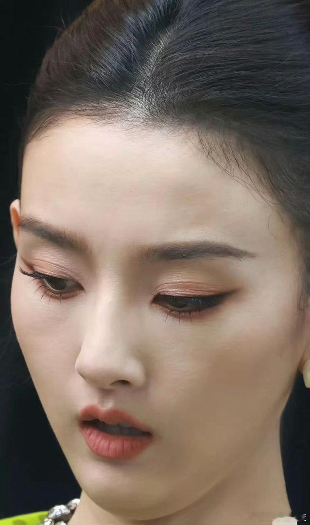 宋祖儿，超近怼脸生图。还是要年轻啊，怼这么近都没什么瑕疵。