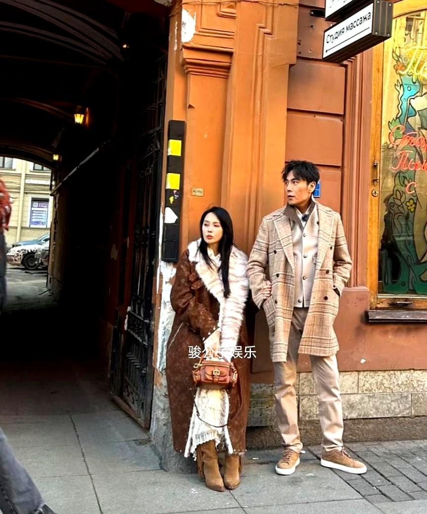 都说中年夫妻只剩亲情，但看看58岁的伊能静和秦昊，好像不是这么回事。最近俩人