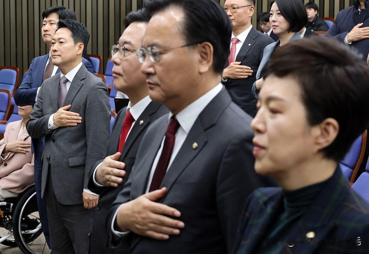 韩国国民力量党陷入了无法与前总统尹锡悦切割的僵局。以党首张东赫为首的强硬派，与首