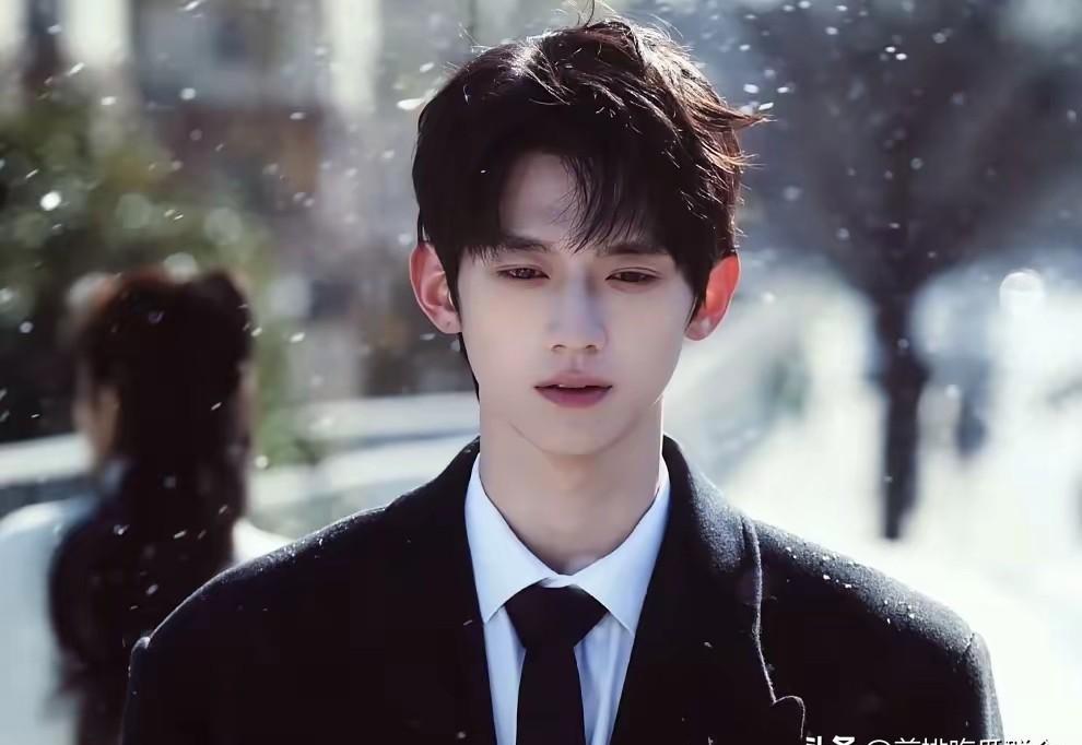 他越怂，编剧越爱。这就是《骄阳似我》里庄序的待遇。两个顶级女性围着他转，他只