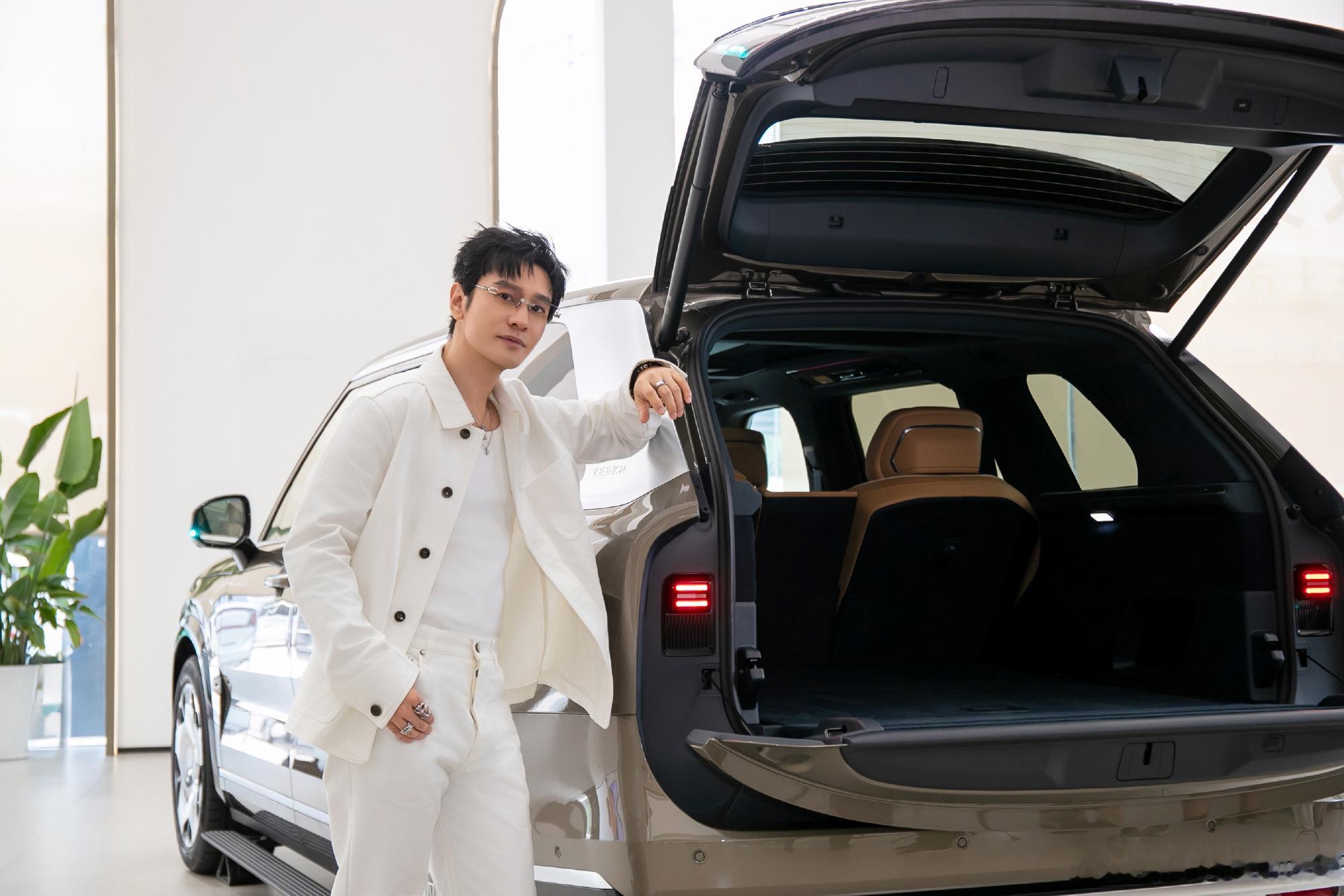黄晓明：我去低调看个车。青岛大姨：不存在的！  晓明哥悄悄现身青岛极氪...