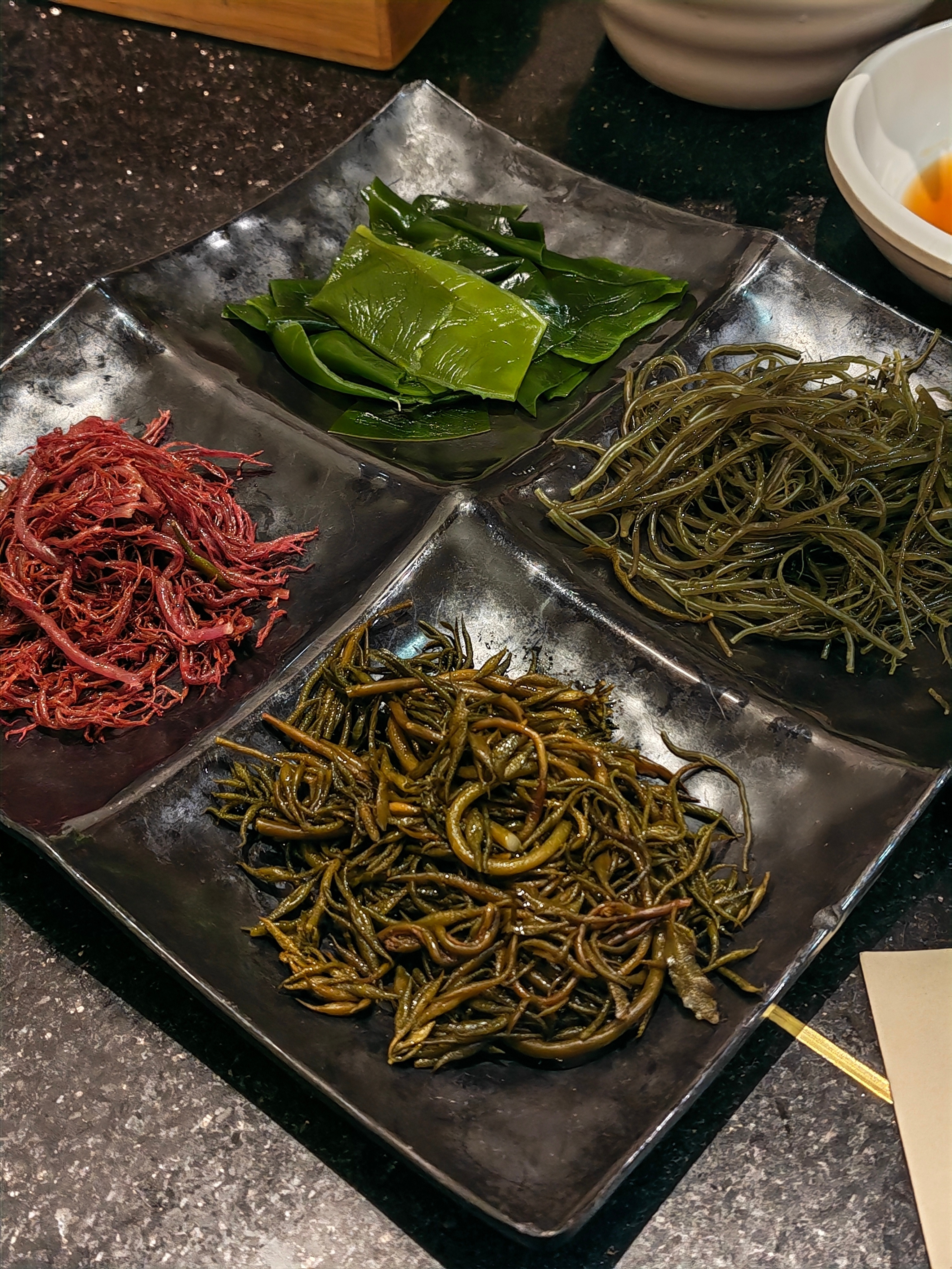 之前，最常去的一家韩料店，突然换菜单了，还挺不适应的。最大的特色，是多了一堆藻类