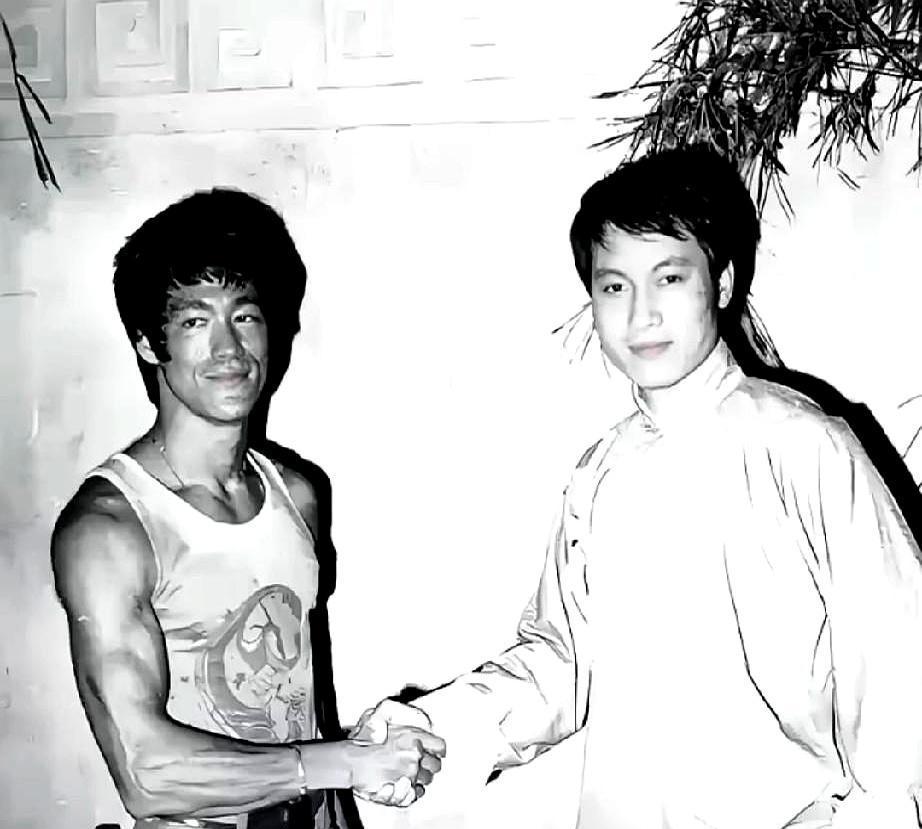 **李小龙和他握手3秒，整个剧组都安静了。**不是主角。但镜头一到他脸上，