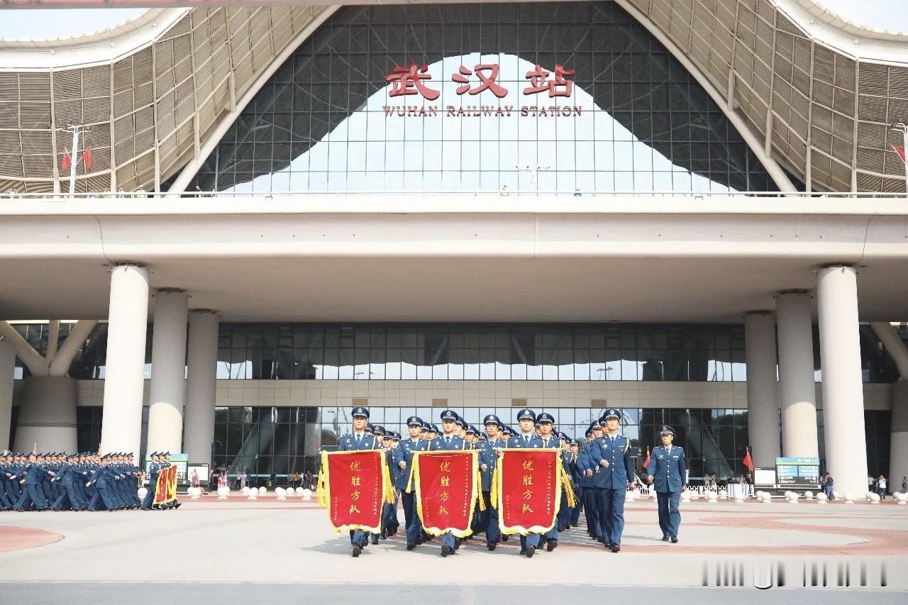 大阅兵战友们归来武汉，群众夹道欢迎，祖国最可爱的人