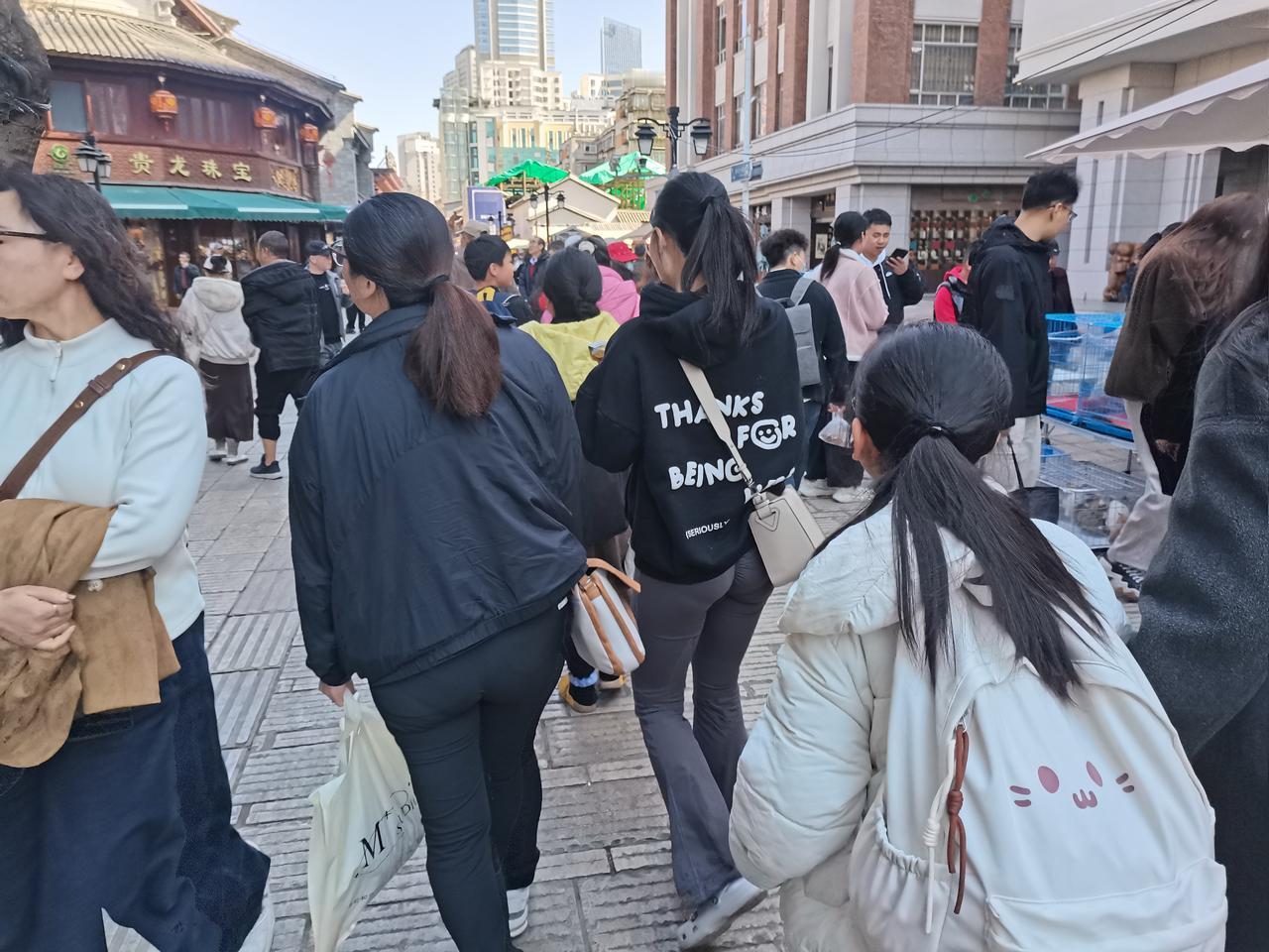 能把冬季干成旅游旺季的城市不多，昆明绝对算一个。方进入寒假，昆明街头巷尾的游人