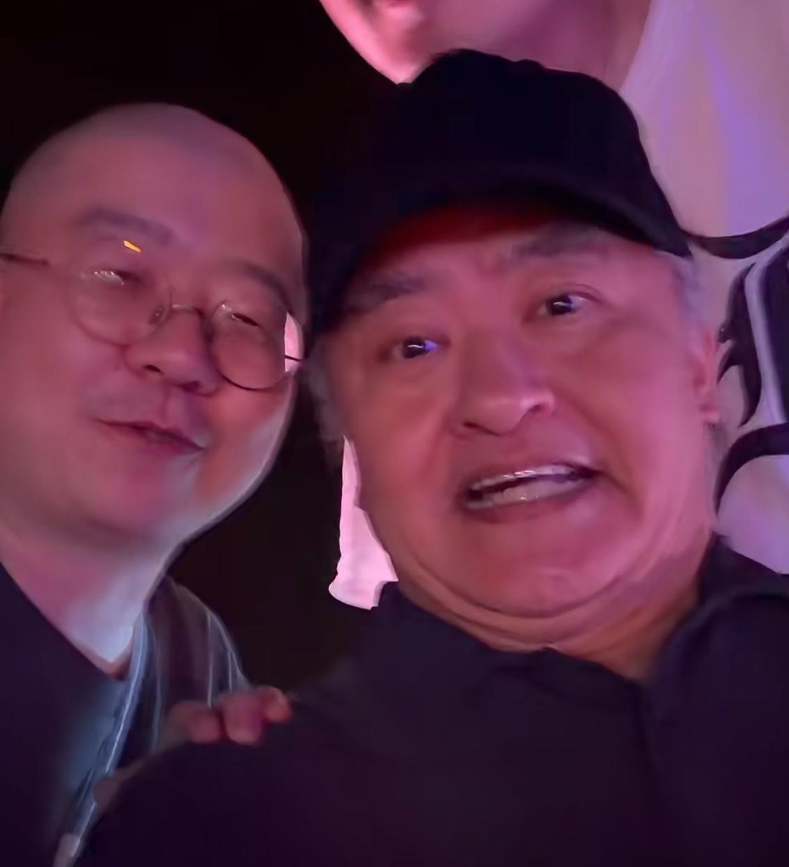 刘欢最新露面，怎么老成了这样啊？都成了“白眉鹰王了”！[笑着哭]刘欢惊喜现身乌