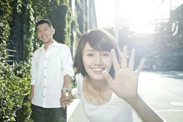 袁泉老公夏雨近况曝光，48岁一身腱子肉公园写生，一家子都书卷气