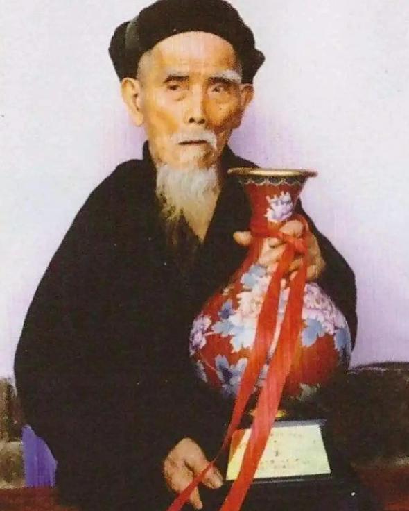 “中国长寿之王”龚来发去世，终身未娶活到133岁，匪夷所思的是，他有一个公认的“