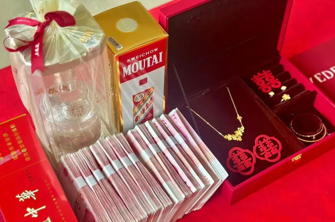 #分享今日趣事#浙江普通独生女的订婚礼，排场直接拉满！彩礼五金一样不少，是长