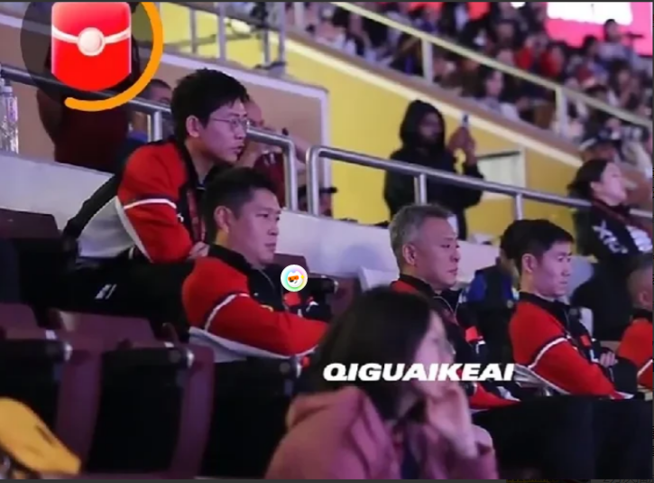 王励勤确实有领导包袱。孙颖莎赢了大藤沙月那场最后一球，全场山呼海啸般的掌声。