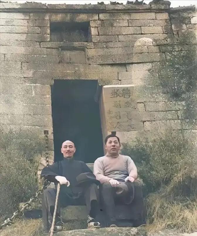 1936年，老蒋和小张登华山留影。老蒋不杀他，而杀了杨虎城，是有他的道理的。老蒋心里清楚，杨虎城是骨