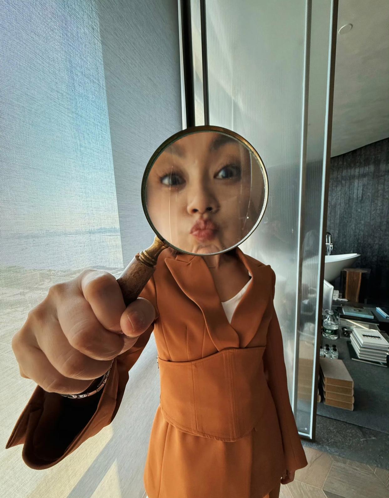 有的人50岁老态龙钟，贾静雯的像50减30青春洋溢，真不老女神！贾静雯这状态真