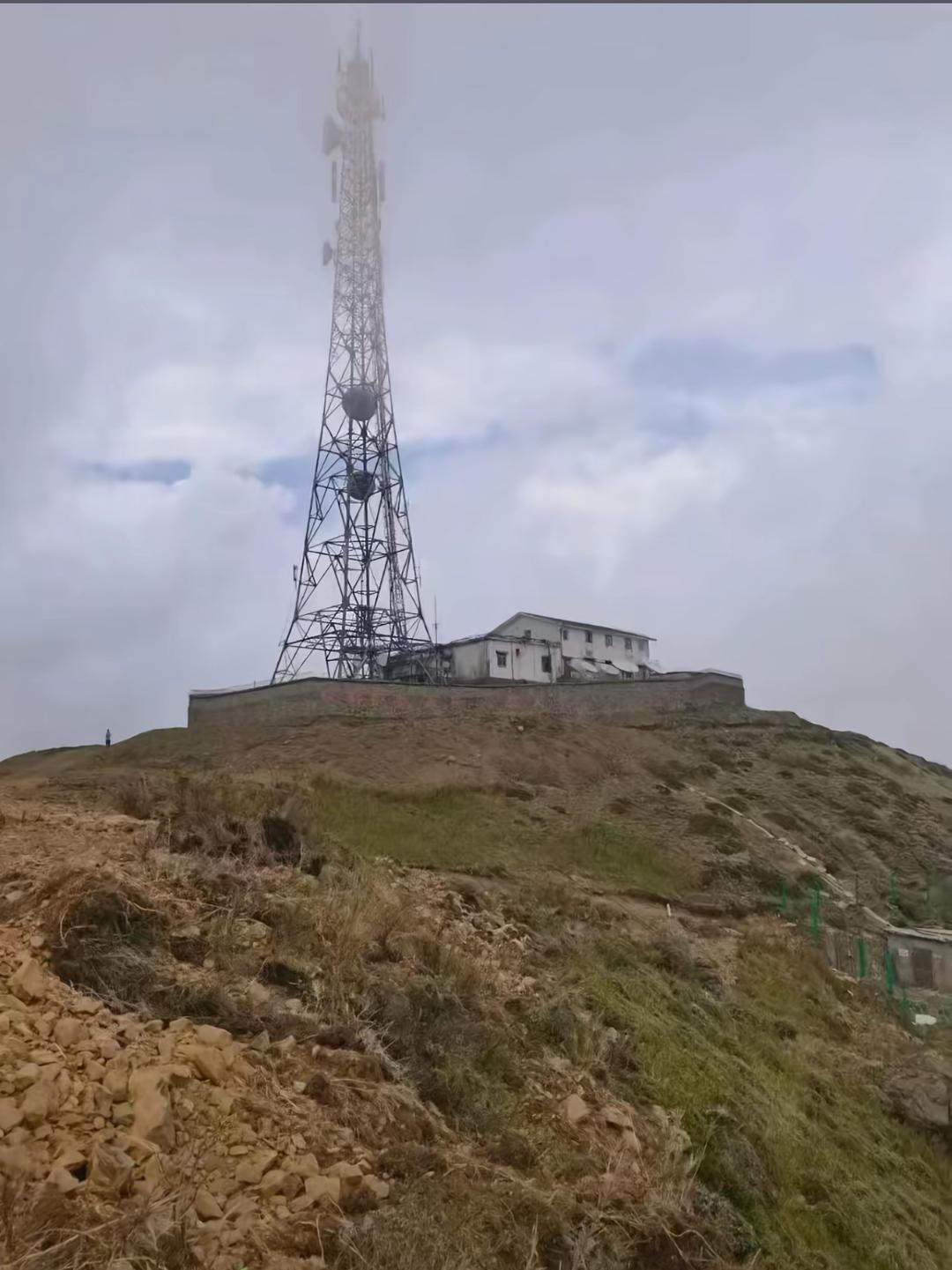 炸锅！荒山野岭！3614米没人烟的山顶招管理员！为啥没人嫌弃、反而全网上头抢着报