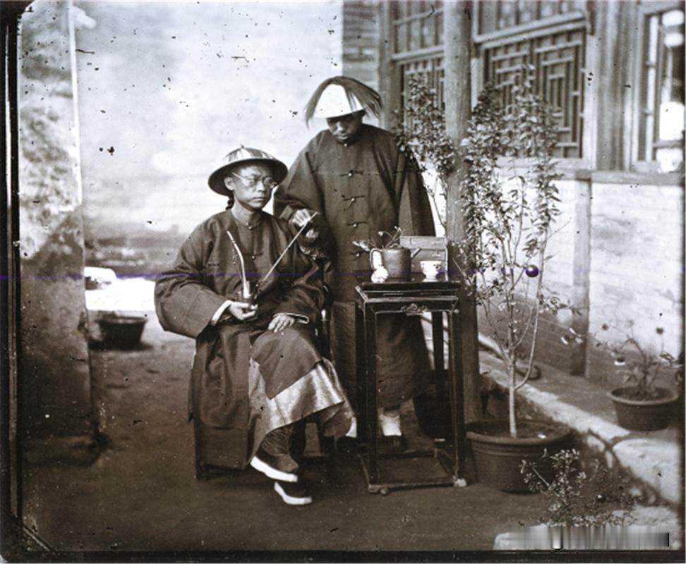 辽东女真在努尔哈赤崛起之前战斗力很差。不管辽东明军还是东蒙古，都能踹他一脚。