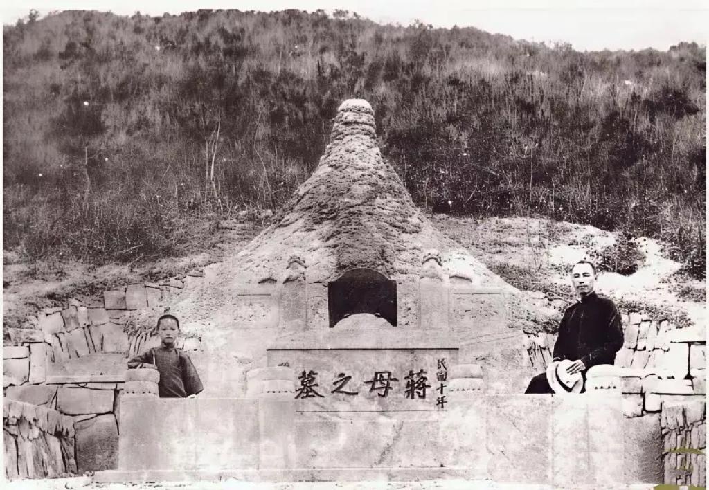 1921年，蒋中正带着次子蒋纬国在奉化溪口守孝时的一张留影，这一年6月蒋母王采玉