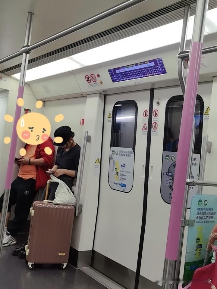 早上出门去武汉商场换鞋子。昨天买鞋子没有仔细检查，回家一看，里面有一个地方扎的线