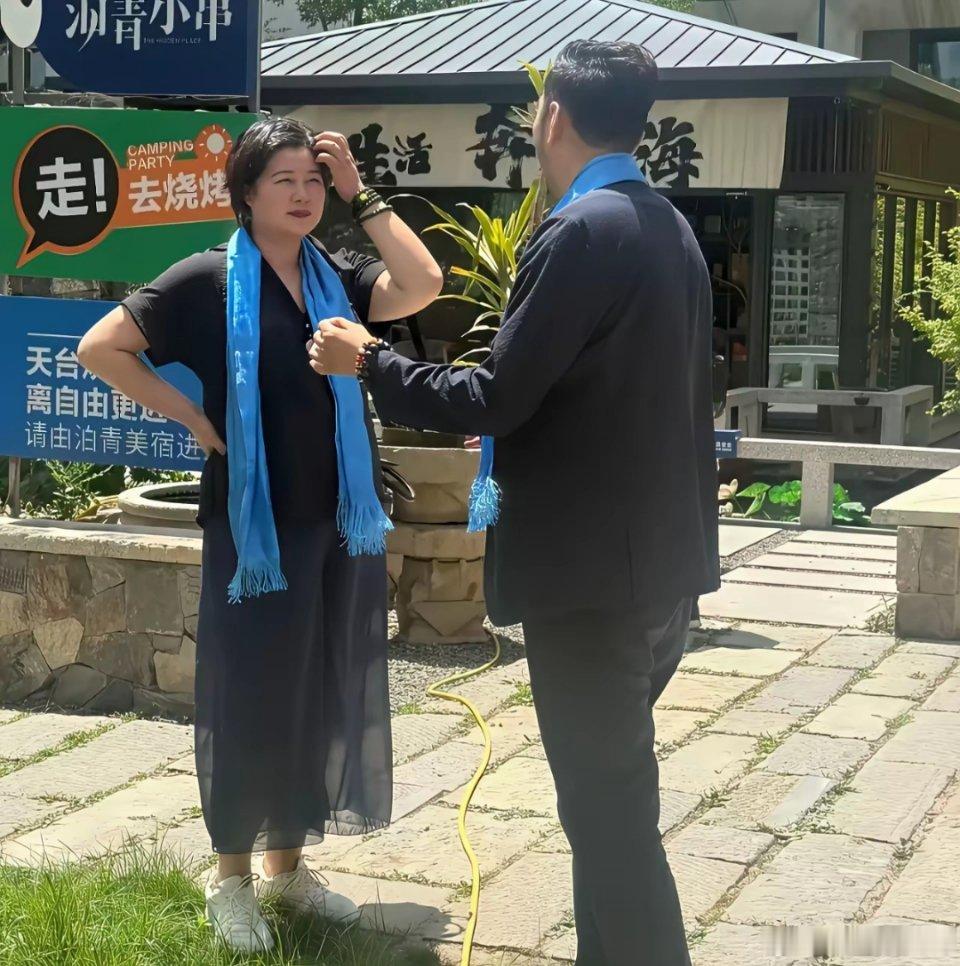 于娜最近去乌和浩特养老院慰问老人了，从230斤到160斤，整个人看起来苗条清爽，
