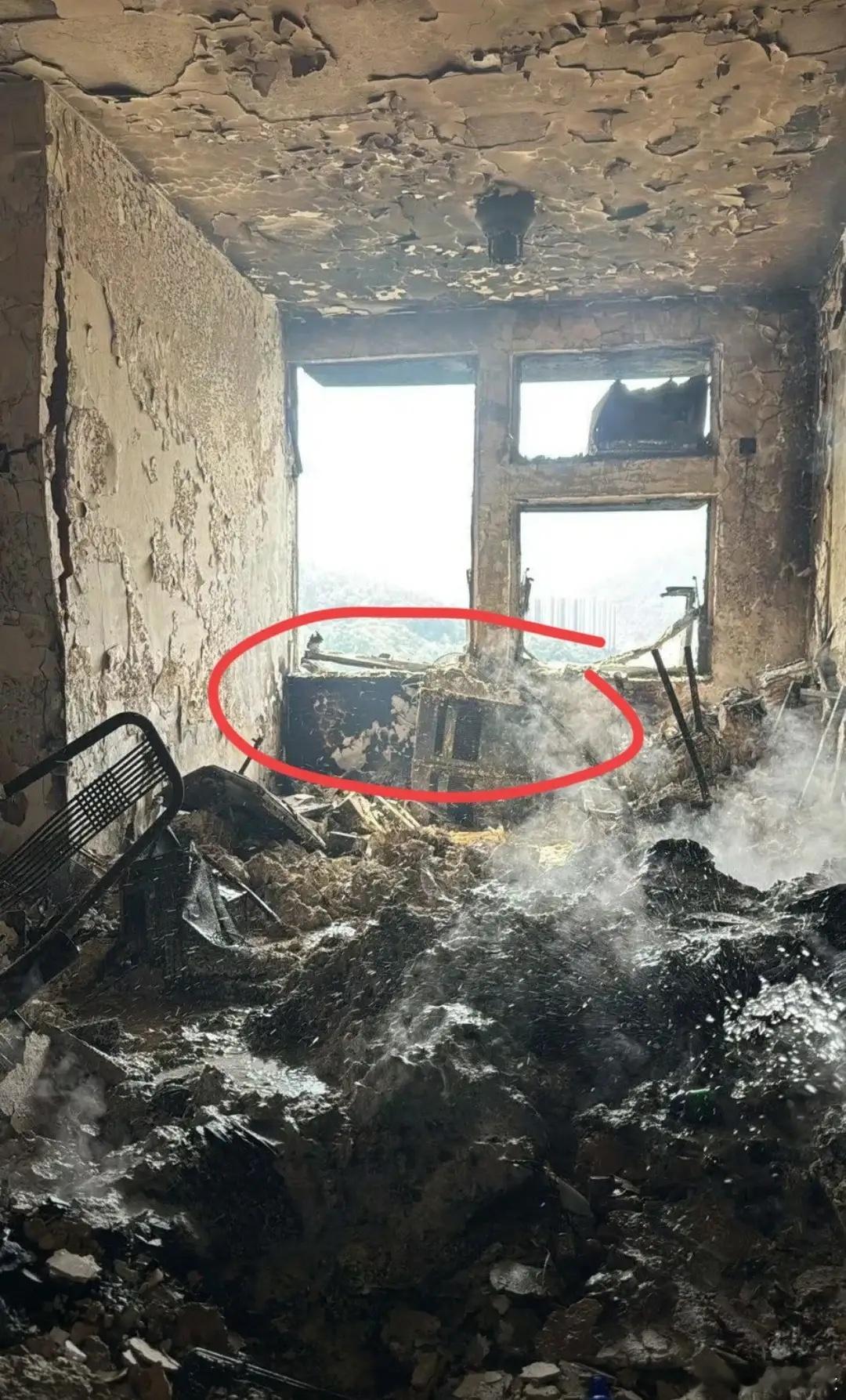 大楼重修是天方夜谭！一个做建筑的朋友告诉我：大火烧了这么久，墙体和钢筋早就被高温