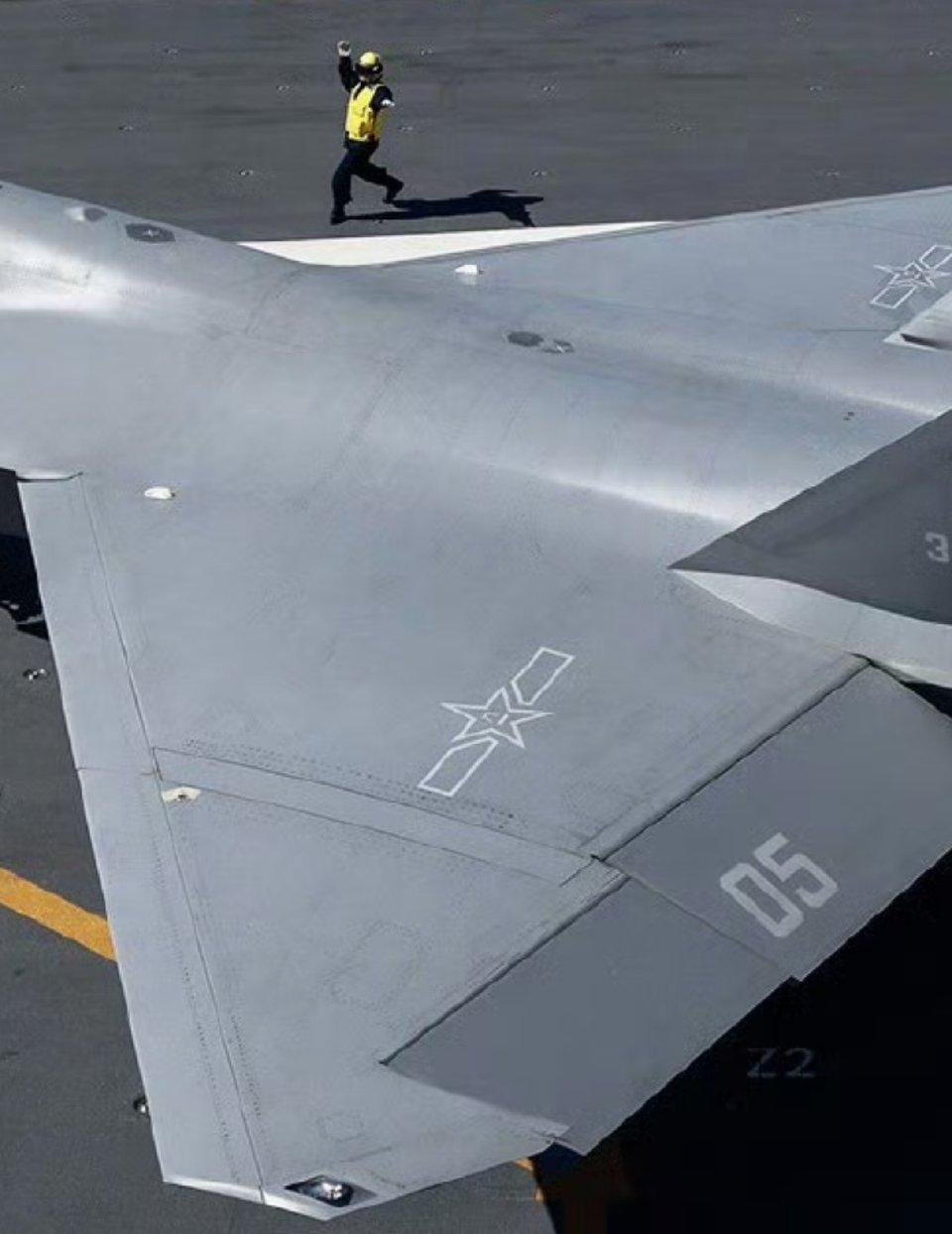 海军春节大揭秘！机翼折叠状态的歼-35舰载机曝光，打破歼-35舰载机机翼不可折叠